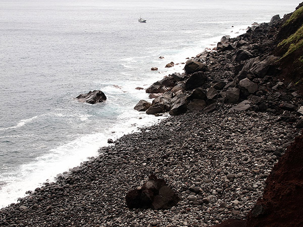 The shore where a lot of fallen rocks are scattered