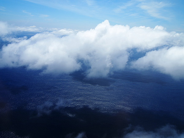 機内から雲を見下ろす