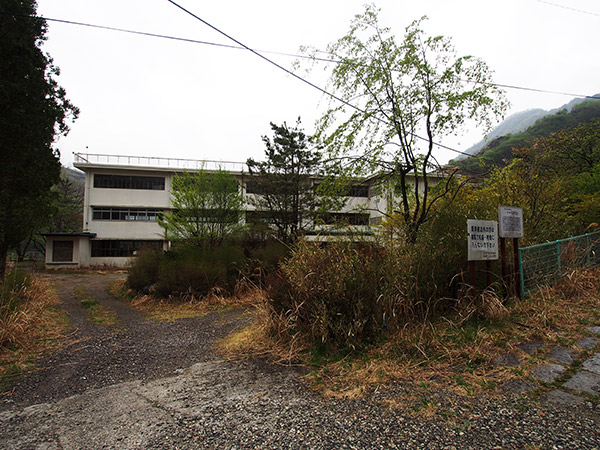 本山小学校の校舎