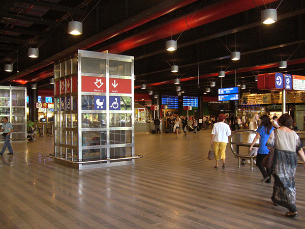プラハ本駅の一階エントランス