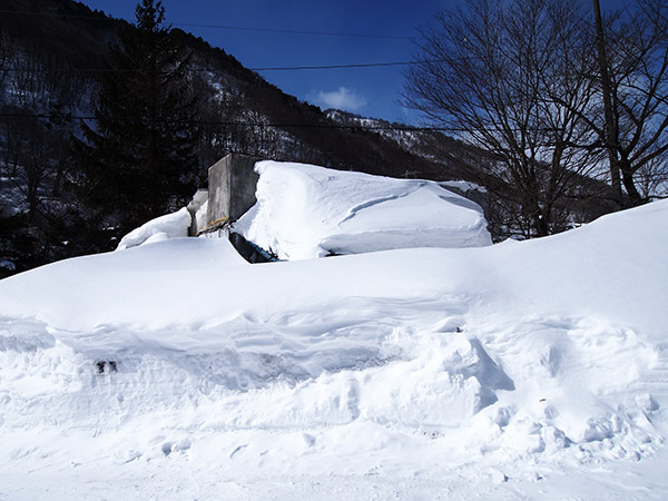 雪に埋もれた菊富士食堂