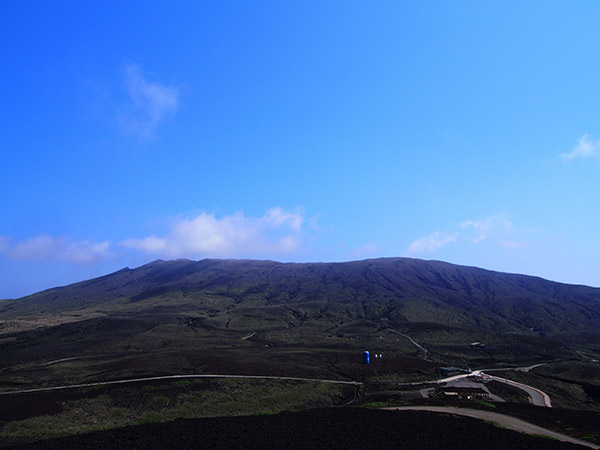 七島展望台から見た雄山の山頂