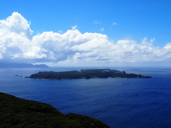 石山展望台から見た式根島