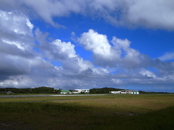 新島空港の滑走路