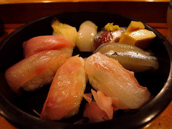 館山駅近くの白濱屋で、館山名物の房州寿司を食べたのサムネイル