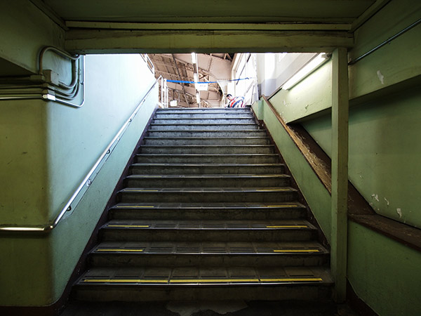 鶴見駅 階段 立ち入り禁止