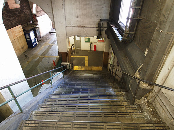 国道駅 階段