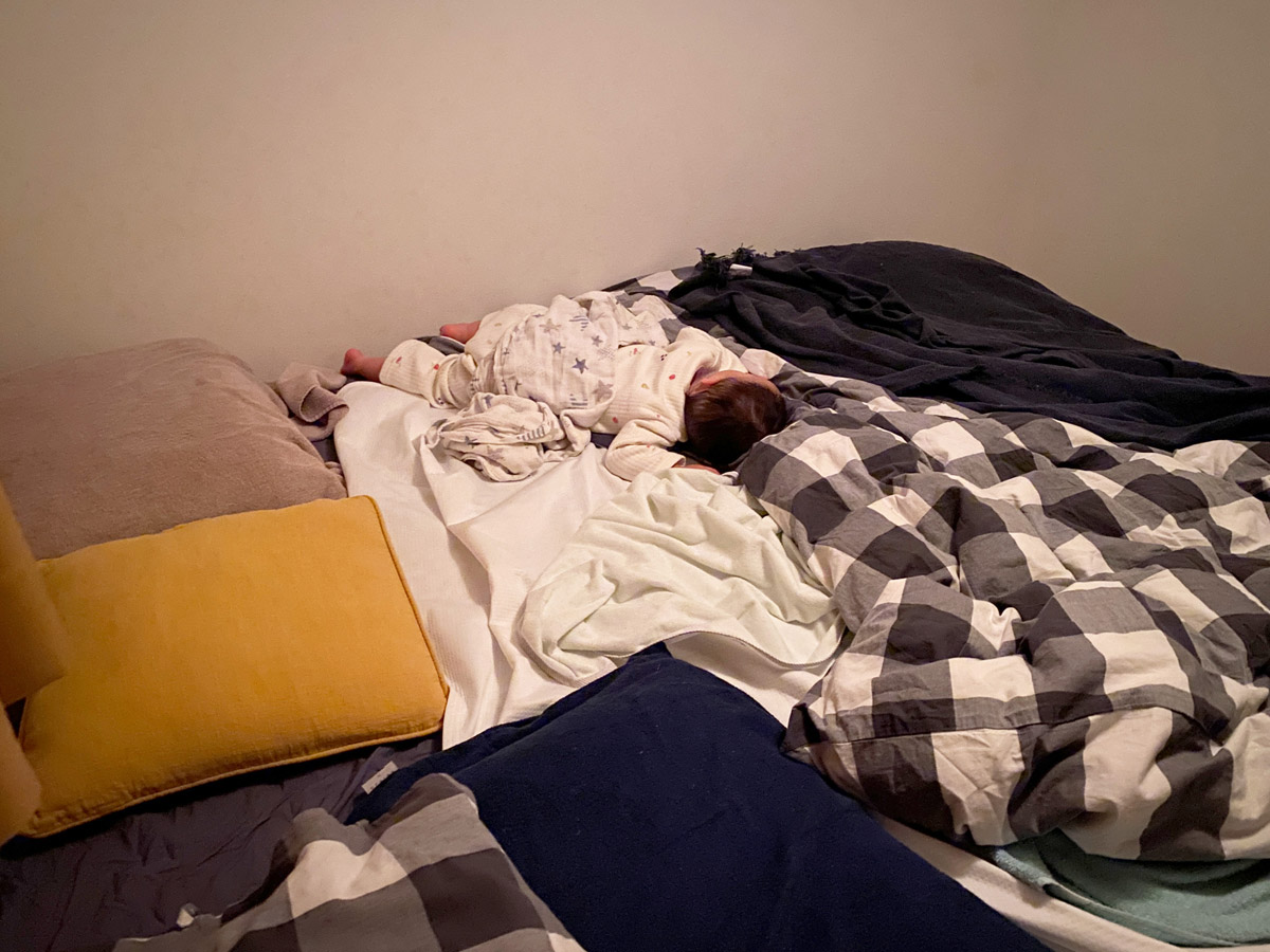 ベッドの上に寝る子ども
