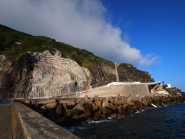 A view of the whole Sampo port (Aogashima port)