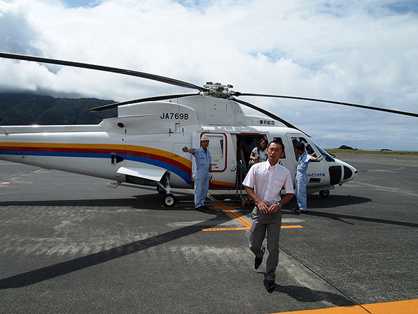 The passengers who got off the helicopter