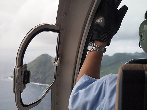 ヘリコプターを利用して絶海の孤島「青ヶ島」に上陸のサムネイル