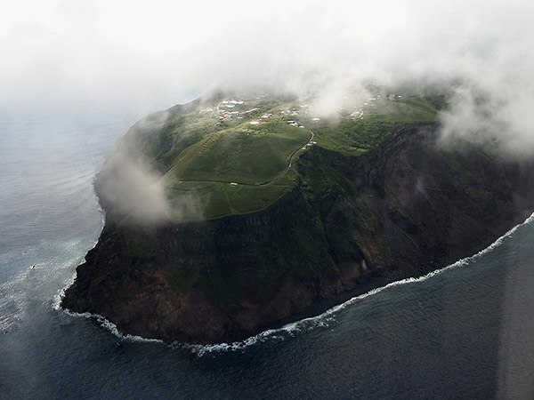 ヘリコプターから見た青ヶ島