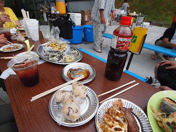青ヶ島レイヴの食事風景