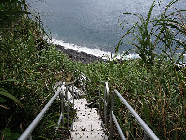 階段上から見る崖下