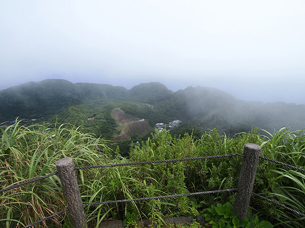 青ヶ島の二重カルデラを望める展望台に登るのサムネイル