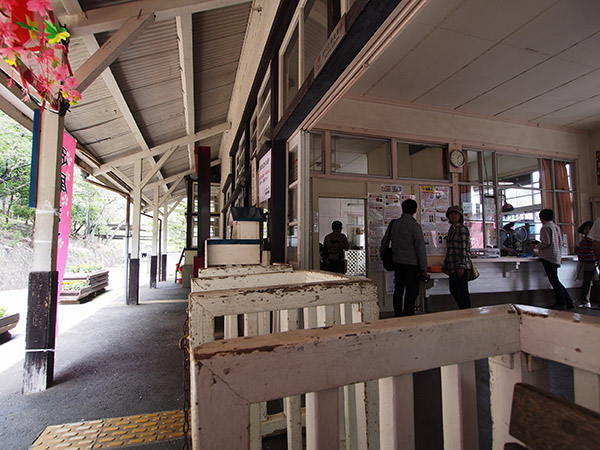 通洞駅の改札口