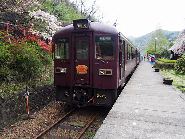 間藤駅に停車中の車両