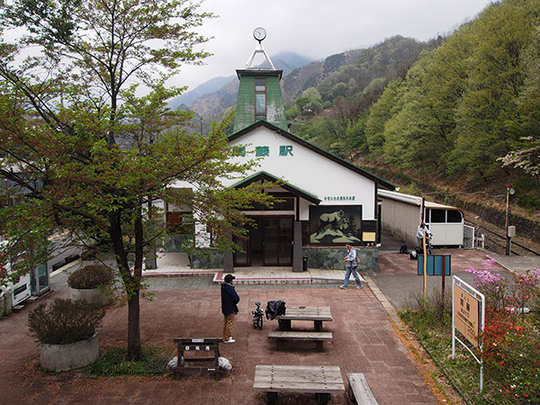 間藤駅の駅舎