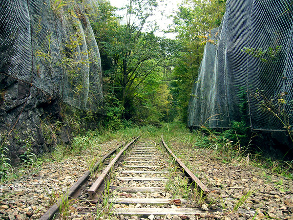 間藤に向かう廃線跡(2009年撮影)