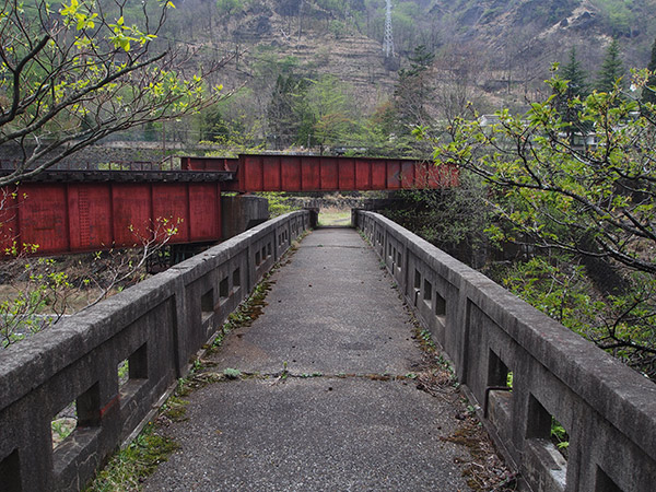 足尾線と歩道橋の交差