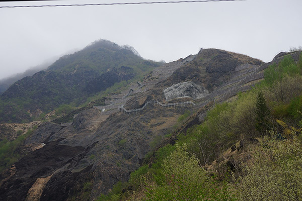 銅親水公園付近の岩山