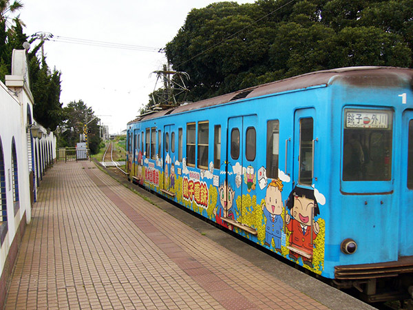 犬吠駅を発車する列車