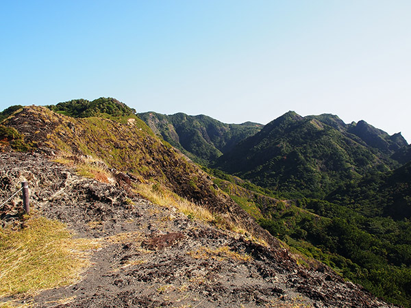 父島の険しい山々