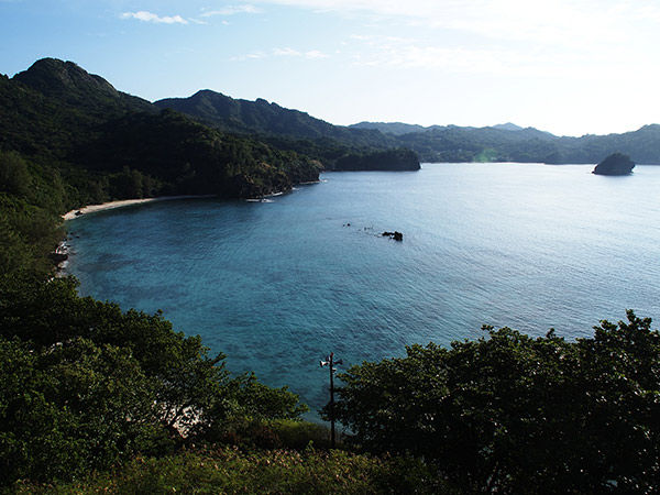 戦時中の座礁船が遺る父島の境浦海岸のサムネイル