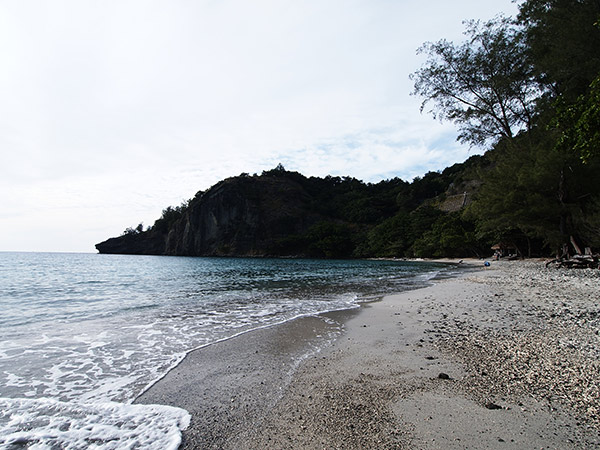 境浦の砂浜