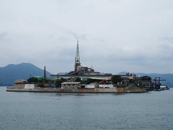 契島 軍艦島に近付く