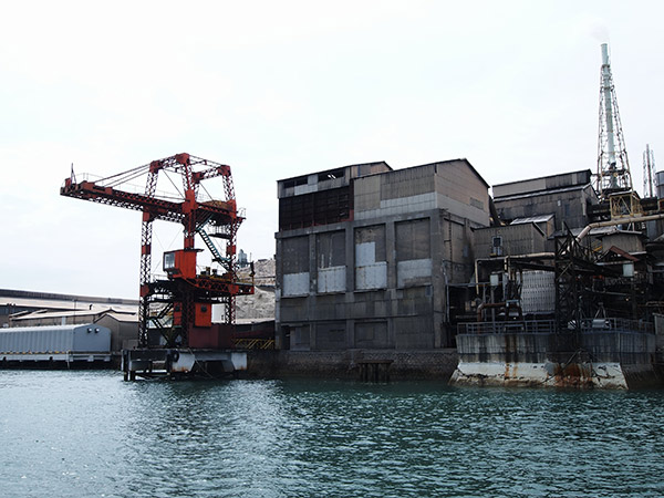 契島の岸壁 軍艦島