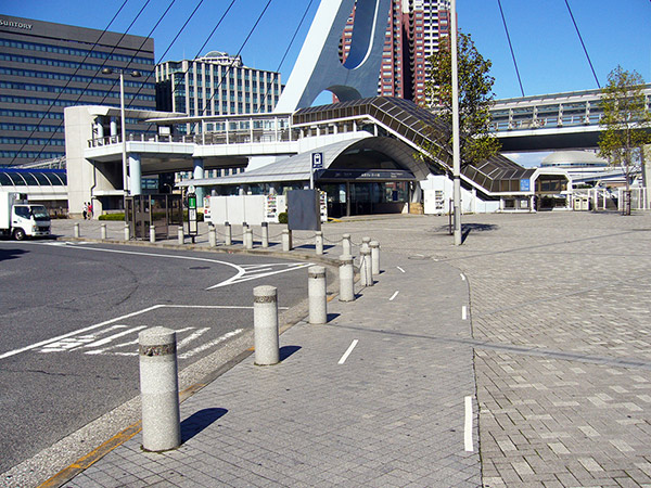 東京テレポート駅前