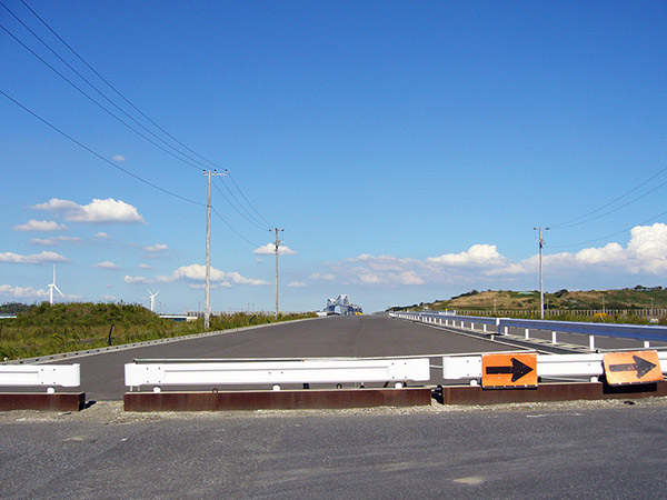 ガードレールで塞がれた道路