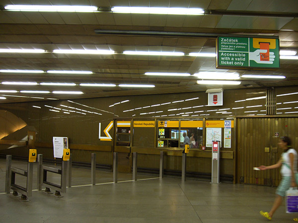 プラハ地下鉄の改札
