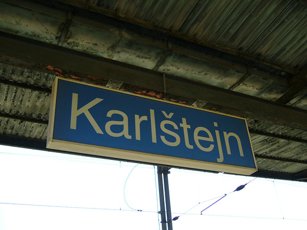 カルルシュテインの駅名標