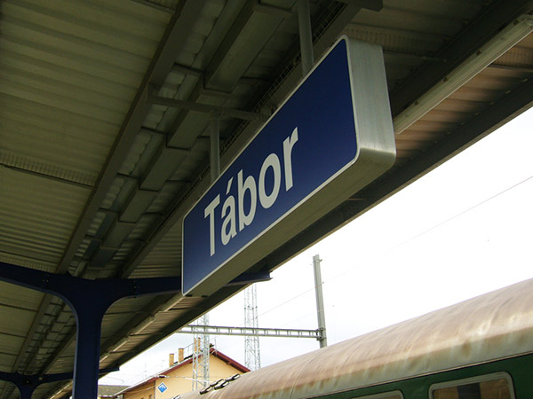 ターボルの駅名標