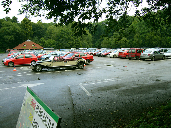 コノピシュチェ城の駐車場と土産屋が並ぶ広場