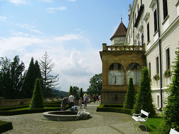 コノピシュチェ城の庭園