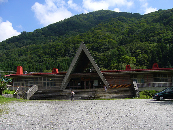 土合駅の駅舎