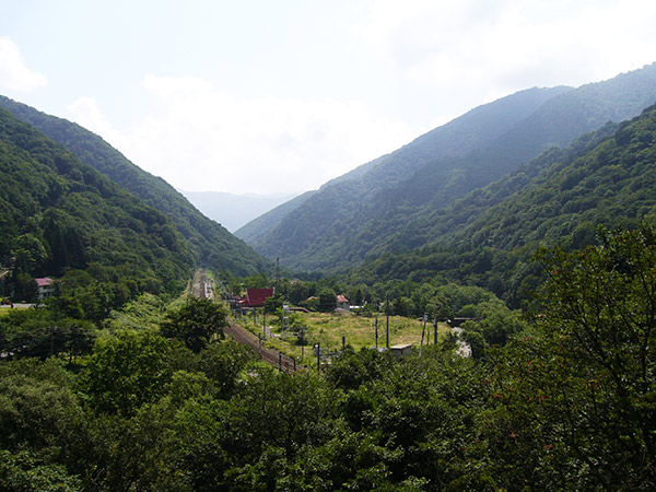 土合駅と周囲の山々