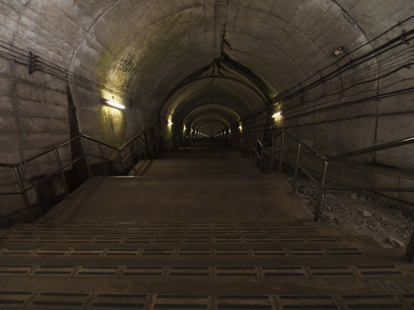 土合駅 階段 地下