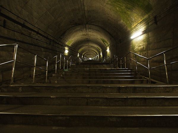 土合駅 階段を下から見る