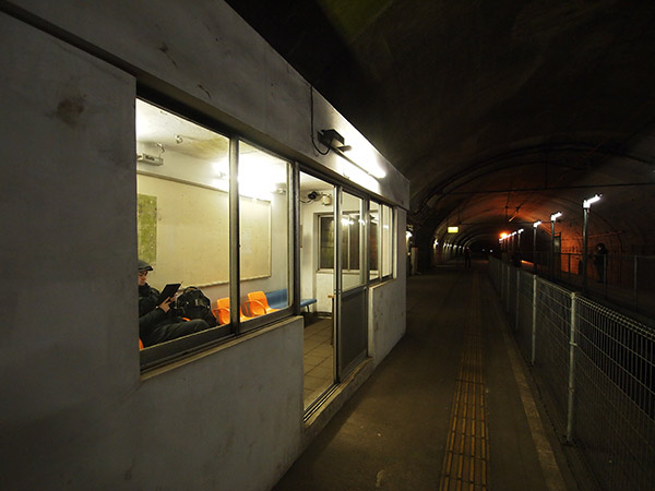 土合駅 地下の待合室
