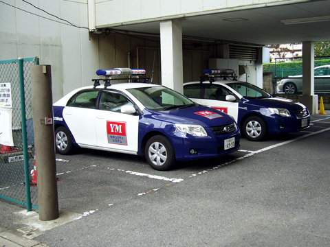 山万の警備車