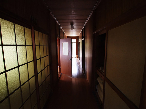 椿荘の廊下