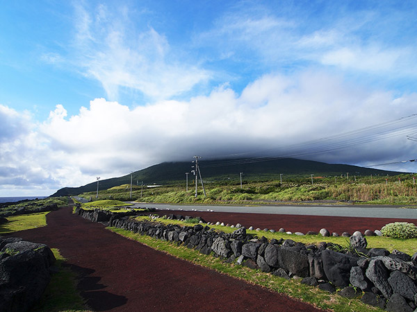 南原千畳岩海岸からみた八丈富士