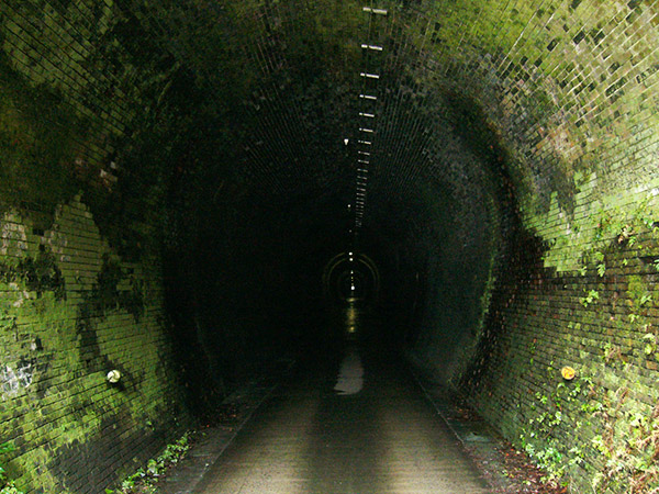 山中トンネルの内部