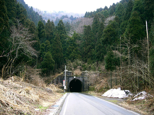 かつて峠越えの機関車が行き交った北陸本線の旧線跡のサムネイル