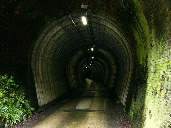 伊良谷トンネルの内部