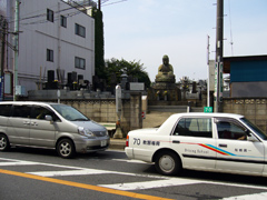 大仏と信号待ちの車